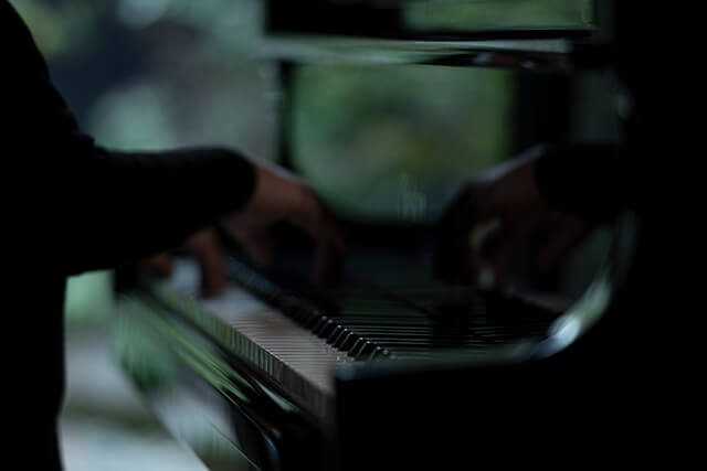 amorphousのピアノを弾く手